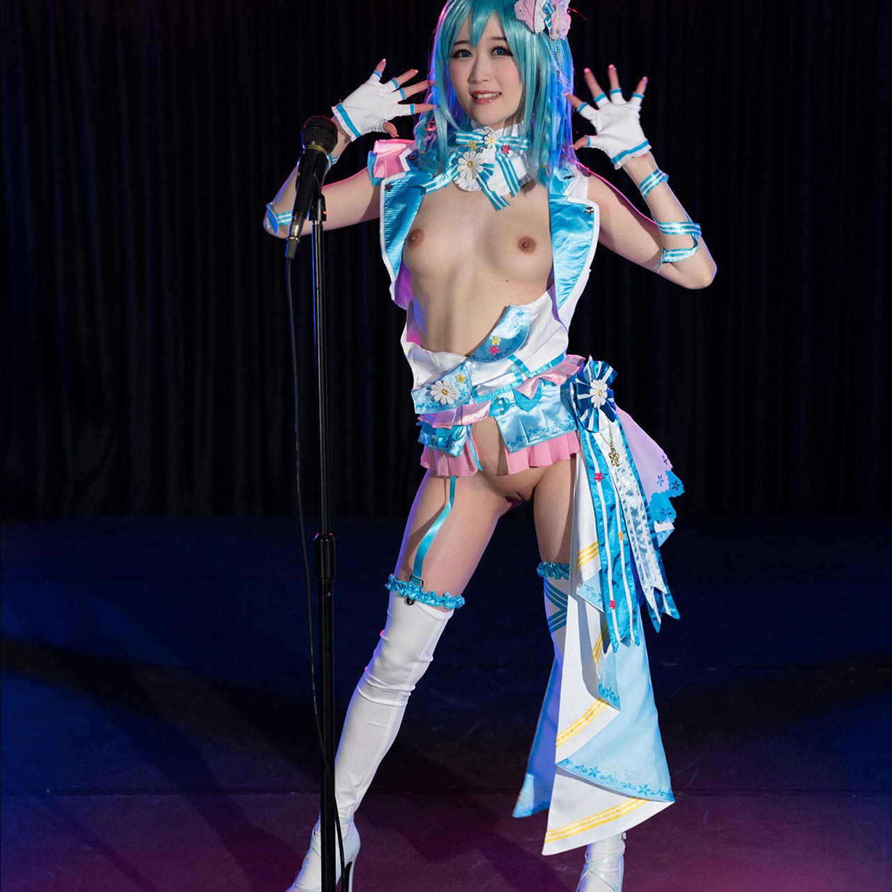 Ria Kurumi flashing her shaved pussy on stage. A nude Cosplay girl posing for Cospuri.